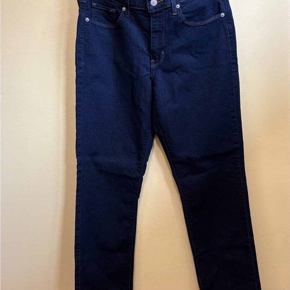 Levi's Women's Classic Straight Leg Jeans in Dark Blue Wash - Size 8